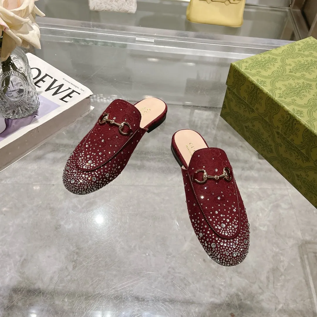 👟👟Ex-factory price 440👟👟 Burgundy G diamond (35-41) (41/42 customized) As an outstanding representative of Gucci’s design heritage, the Jordaan series horsebit loafers vividly highlight the classic elegance. This shoe is made of the brand’s iconic monogram canvas, making it a timeless classic. The material of this shoe is soft, and the silhouette is exquisite and smooth, highlighting daily elegance. Angora red GG canvas Women Light gold tone hardware Horsebit faceted crystal detail Leather sole